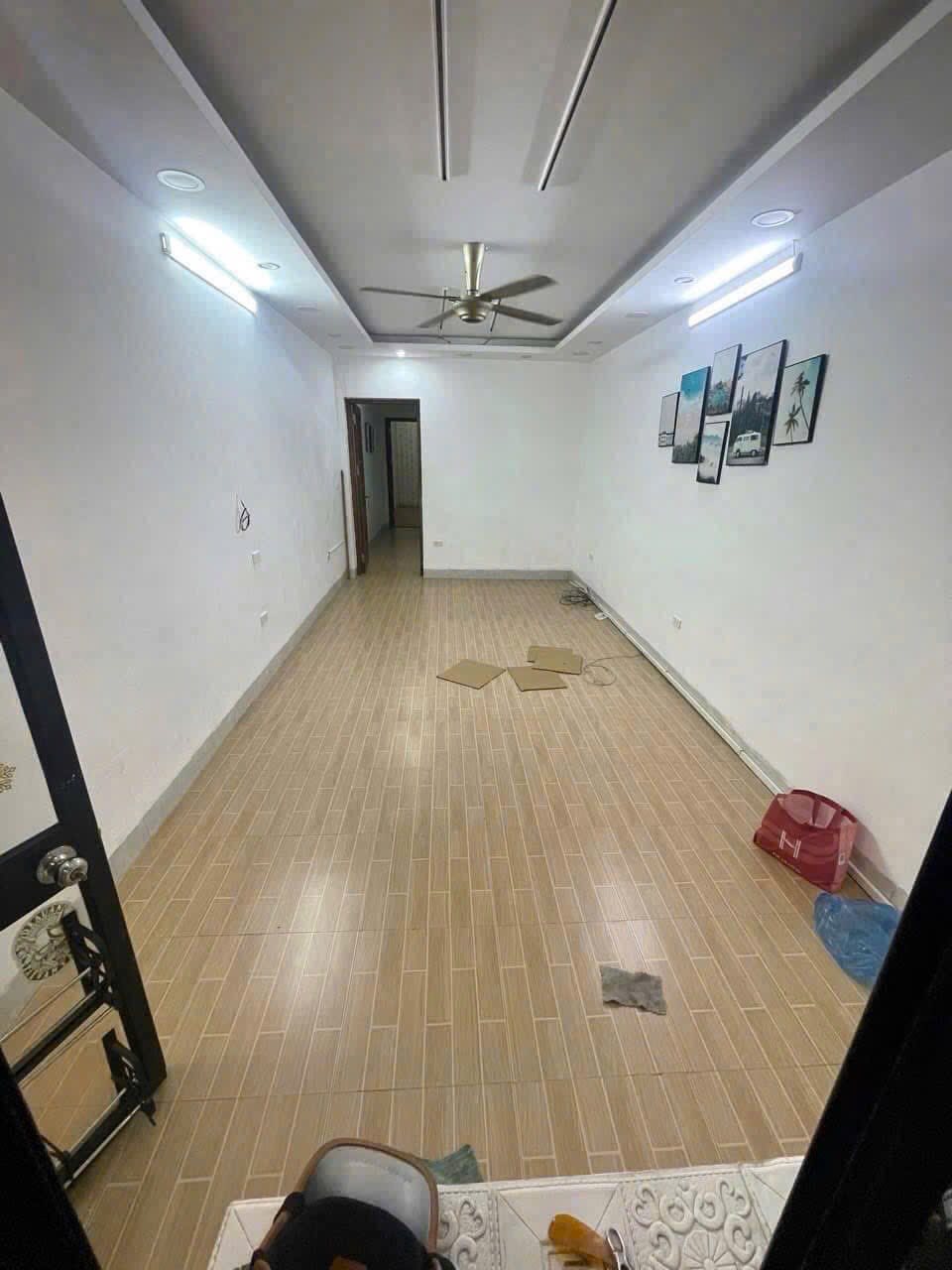 Cho thuê nhà Tập thể Tầng 1 Đường Láng KD kết hợp ở lại 66m2, 2 ngủ, 10 Triệu - Ảnh 3
